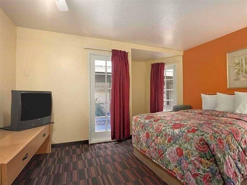 Knights Inn Tucson D.M.A.F Area Extérieur photo